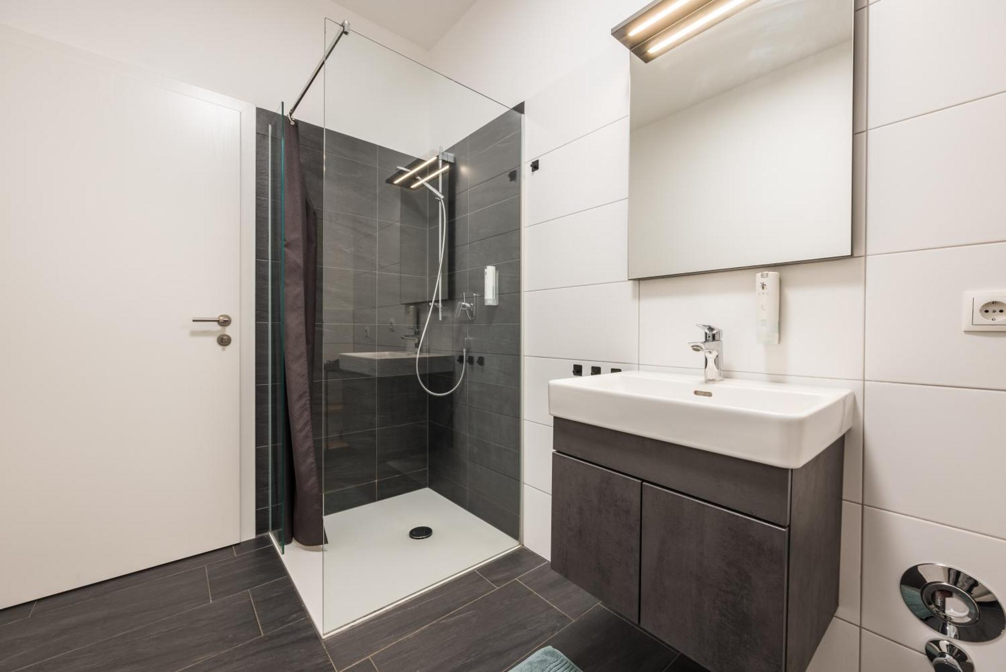 Myquartier Central City Suites Innsbruck Ngoại thất bức ảnh